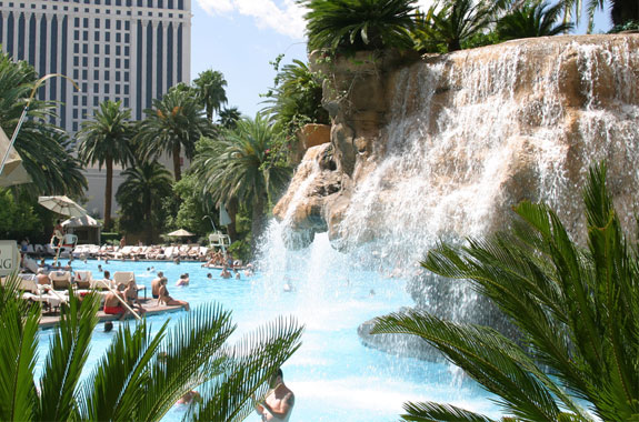mirage pool2 The Seven Wonders <br>of Las Vegas Pools