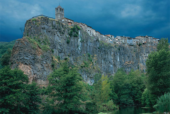 5 Amazing Towns on Perilous Cliff Sides