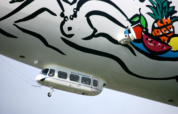 CORP COPYR ZLT ACHIM MENDE Passagiergondel Flying the Airway to Heaven